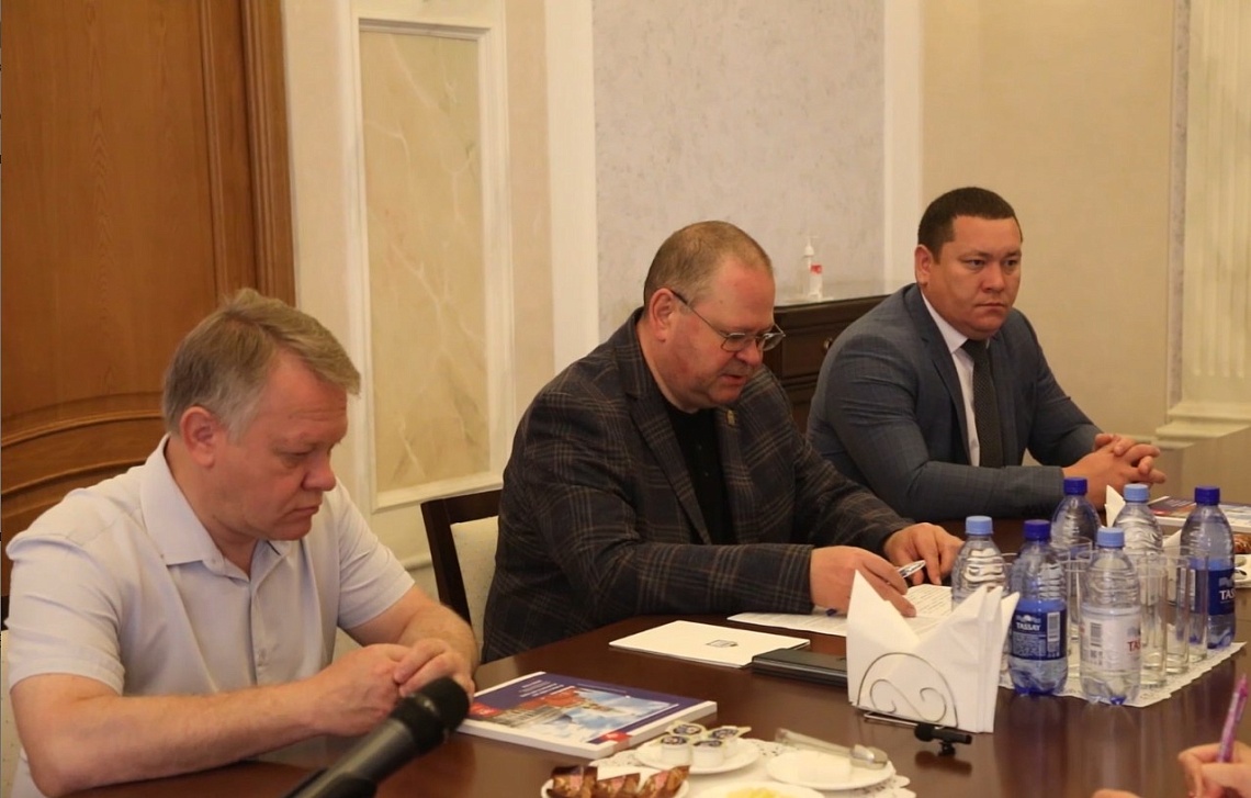 Губернатор Олег Мельниченко принимает участие в форуме городов-побратимов в Астане