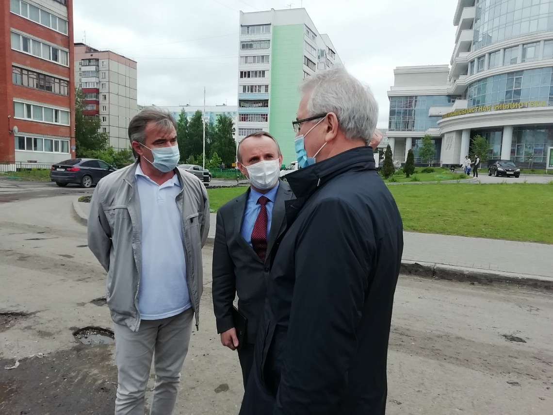 Белозерцев раскритиковал работы по укладке тротуара в Арбеково