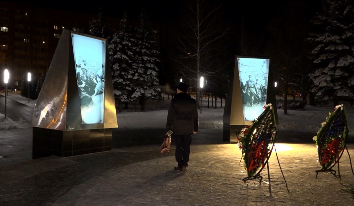В Пензе подсветили грани стелы «Город трудовой доблести»