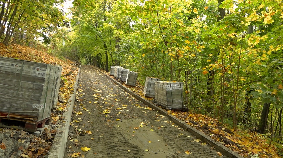 На Тропе здоровья в Пензе начали выкладывать плитку