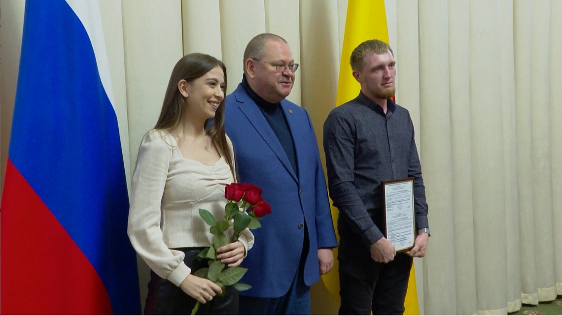 Олег Мельниченко вручил пензенским семьям сертификаты на улучшение жилищных условий