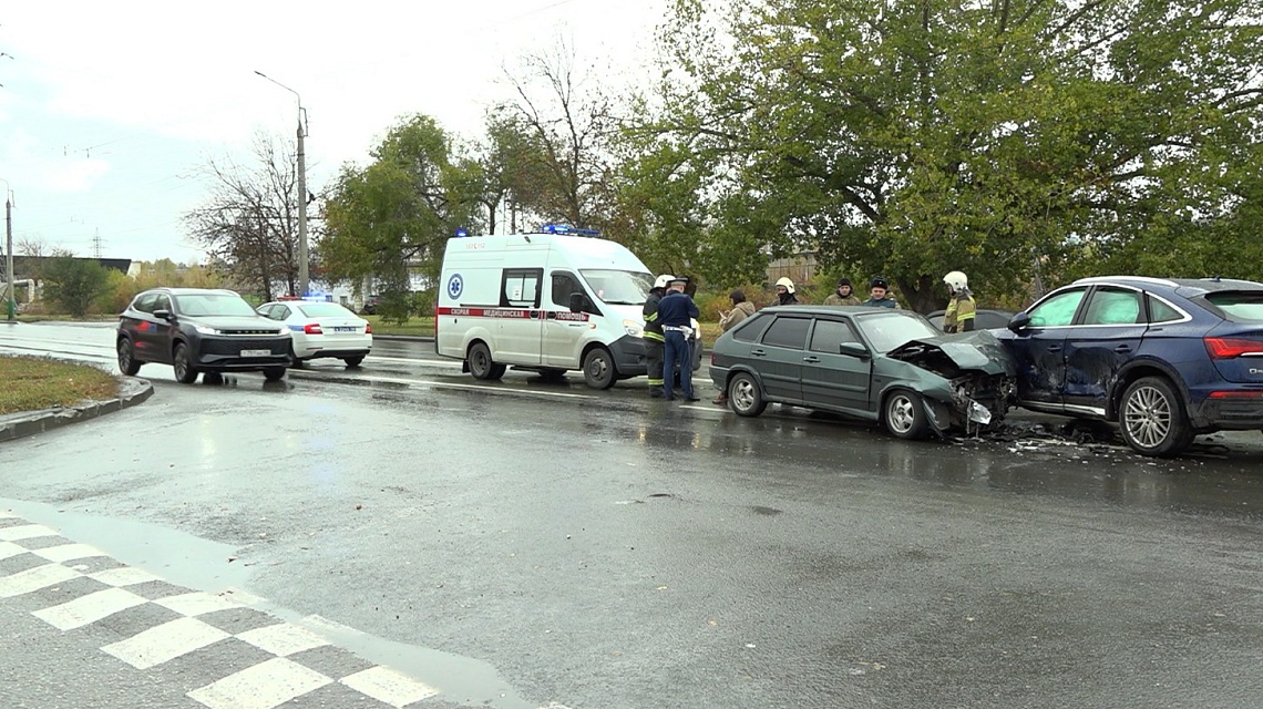 На улице Калинина столкновение автомобилей стало причиной затора