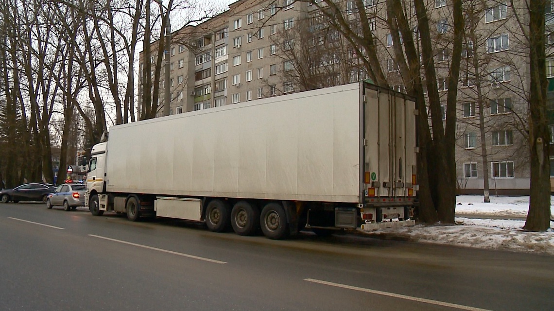 Большегрузы, припаркованные на дорогах в Пензе, мешают вести уборку снега