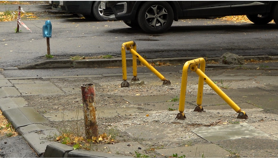 В Пензе жильцы дома №48 на проспекте Строителей незаконно устанавливают ограничения для въезда на парковочные места