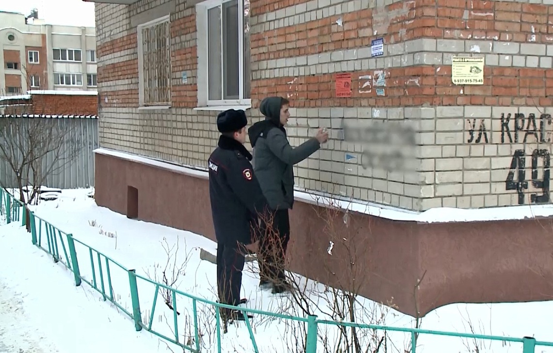 Сотрудники полиции совместно с активистами городских молодежных организаций вышли на улицы города с баллончиками краски