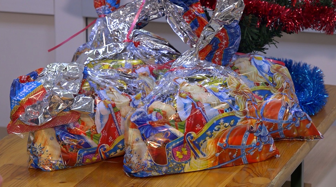 В Пензе детям из семей, находящихся в трудной жизненной ситуации, начали вручать сладкие подарки