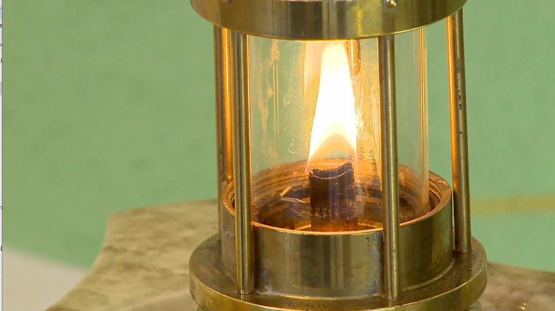 Молодоженам из Пензы вручили огонь семейного очага, который зажгли на выставке «Россия»