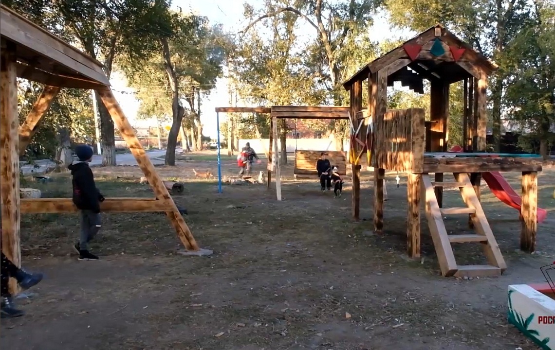 В ДНР сотрудники Росгвардии построили игровую площадку для детей