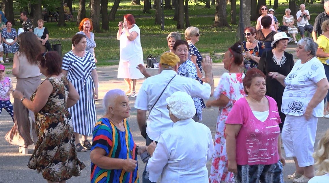 В Комсомольском парке прошла дискотека 70-х