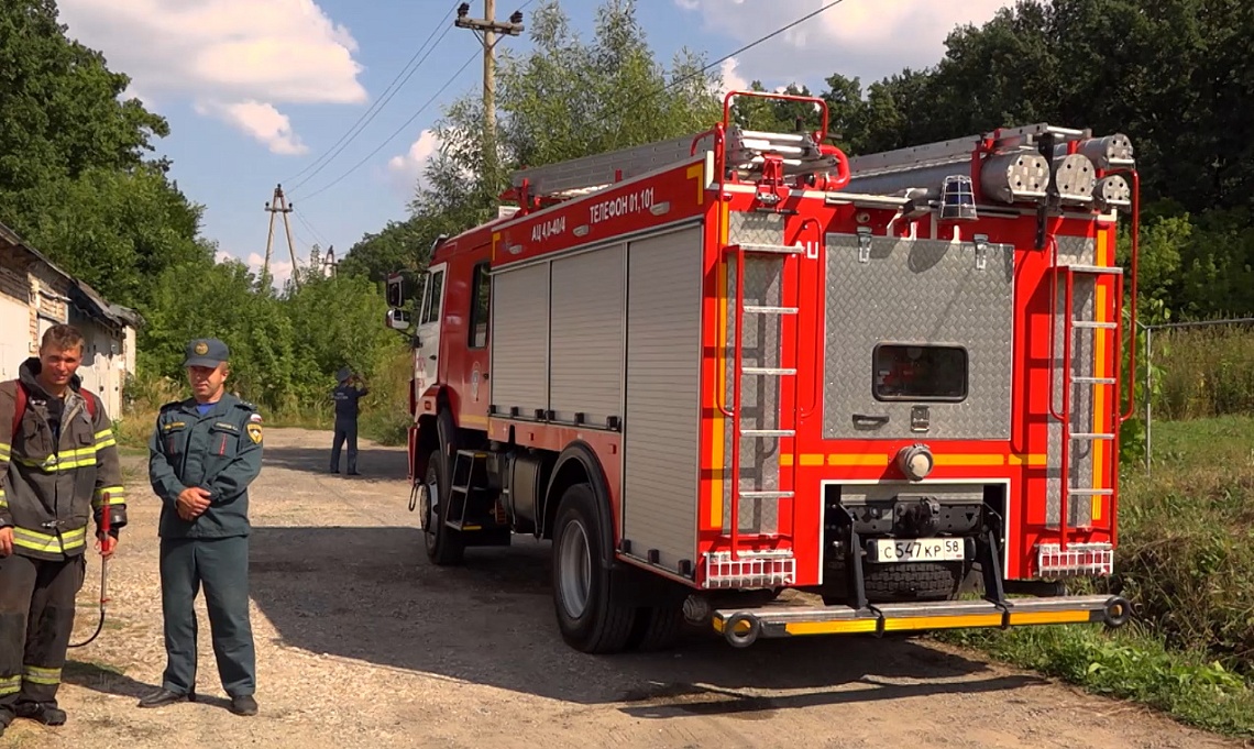 Неосторожное курение привело к возгоранию травы на улице Ладожской в микрорайоне Арбеково