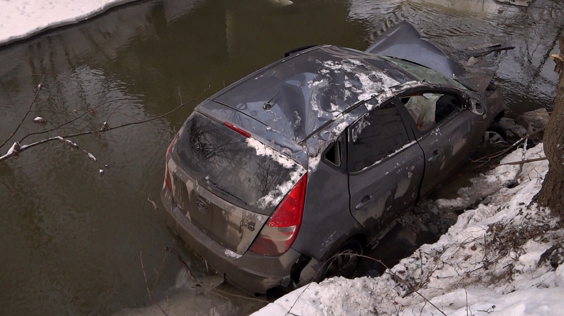 В Пензе с моста  слетела легковушка