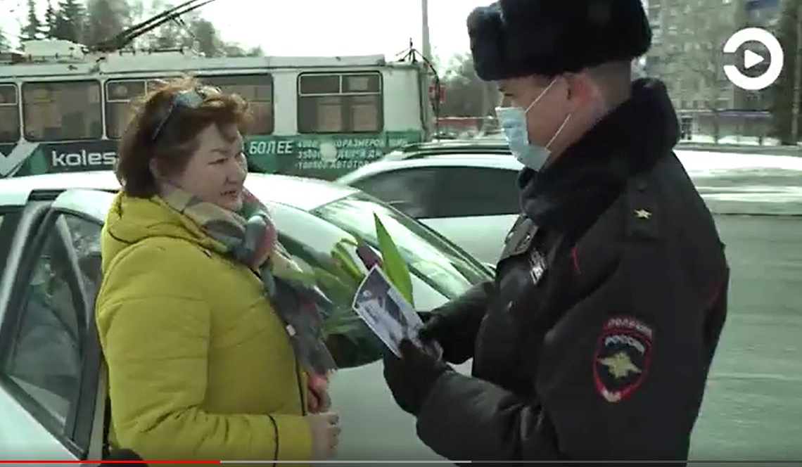 Инспекторы ГИБДД поздравили пензячек-водителей с 8 Марта