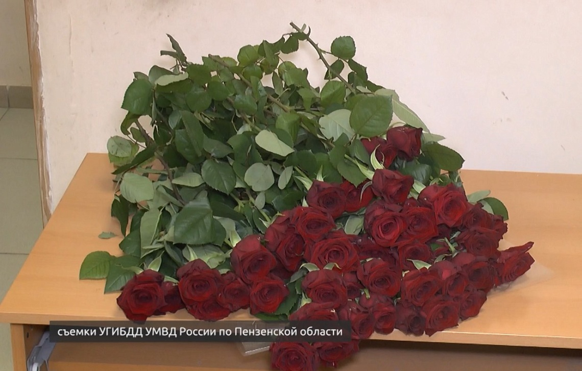 Автоинспекторы поздравили дам с 8  Марта  перед  экзаменами  на права