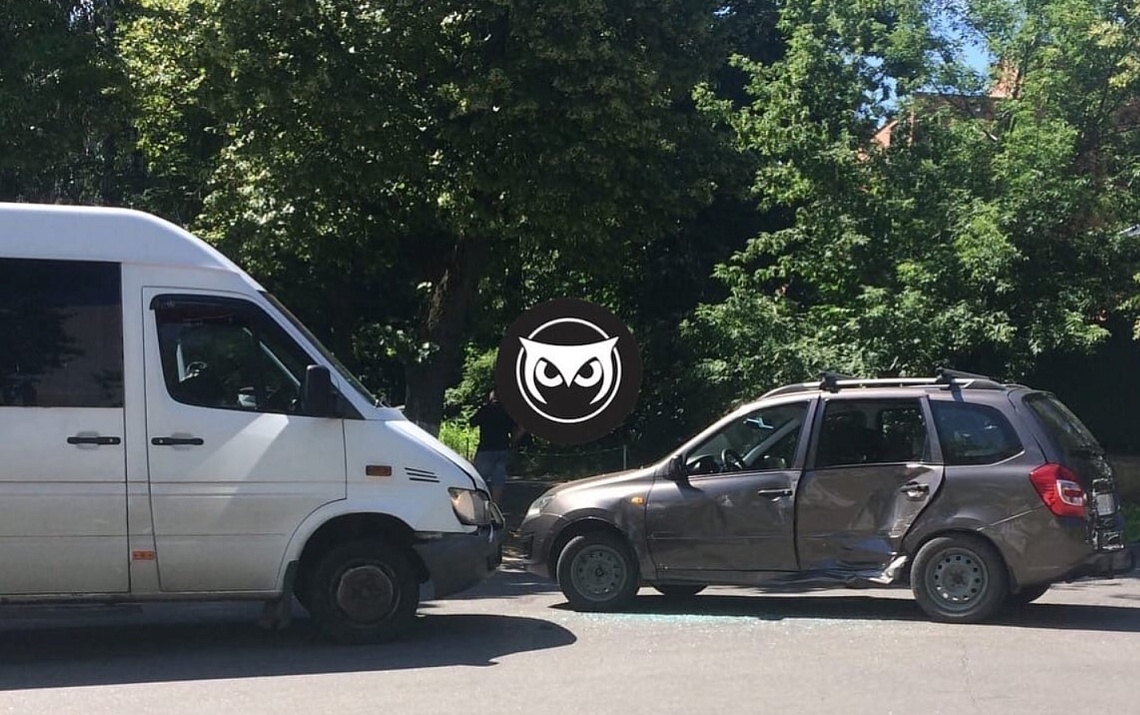 В Пензе маршрутка врезалась в бок иномарки