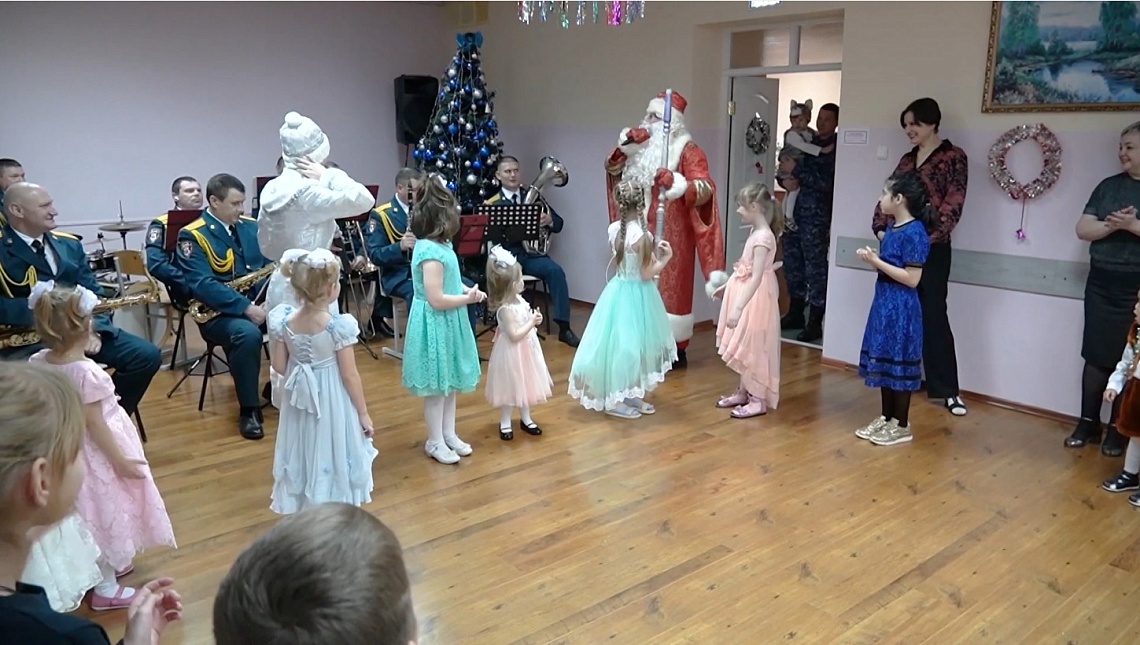 Бойцы Росгвардии из Заречного поздравили с наступающим Новым годом детей из областного социально-реабилитационного центра