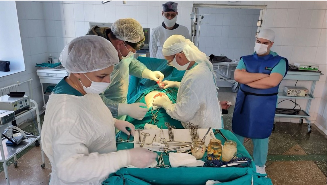 В Пензе врачи клинической больницы №6 им. Г. А. Захарьина извлекли из бедра бойца СВО взрывоопасный осколок