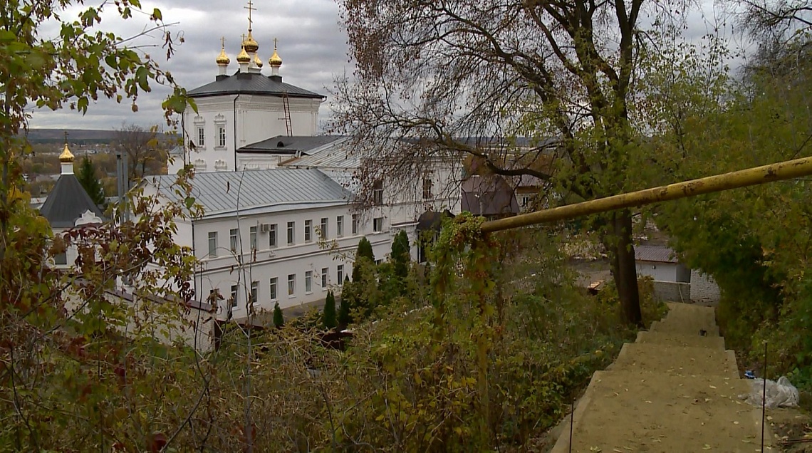 В Пензе продолжается реконструкция лестницы у Спасо-Преображенского храма
