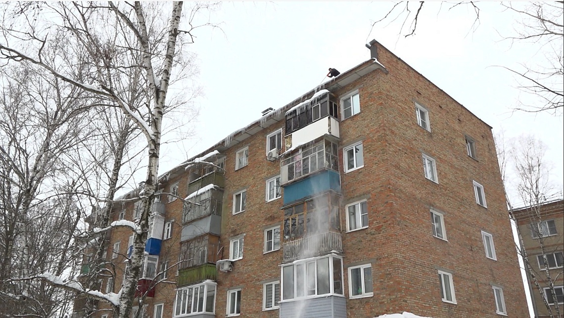 В Пензе ежедневно очищают крыши от сосулек и снега
