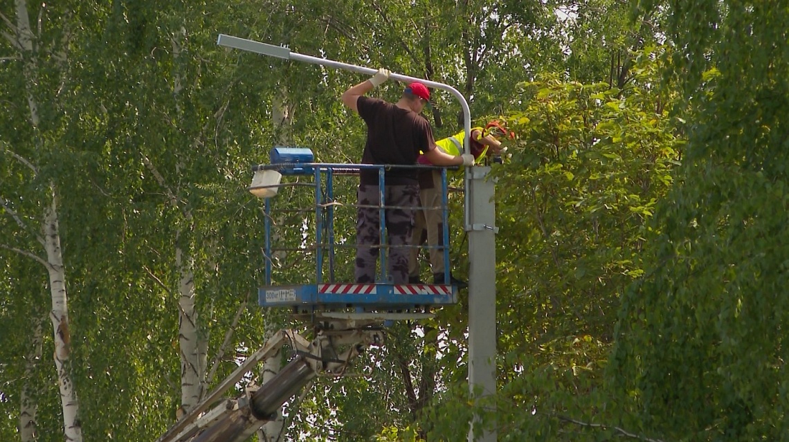На Большой Арбековской улице Пензы устанавливают новые осветительные приборы