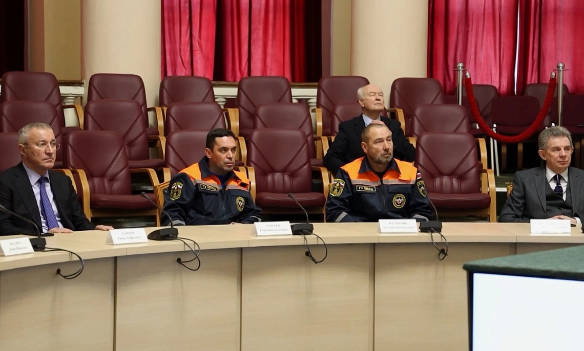 В День Конституции РФ Олег Мельниченко вручил пензенцам государственные и региональные награды