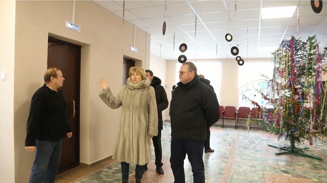 Губернатор Олег Мельниченко проконтролировал ход ремонтных работ школы в Башмаковском районе