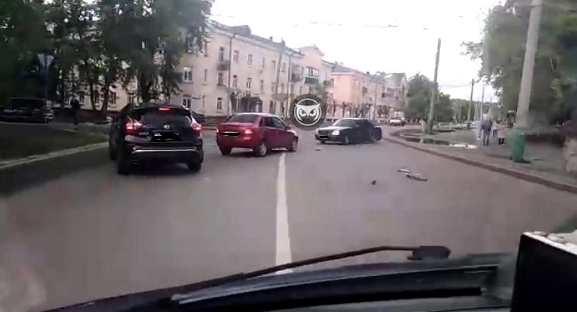 Попавшие в ДТП автомобили перекрыли проезд по ул. Калинина - соцсети