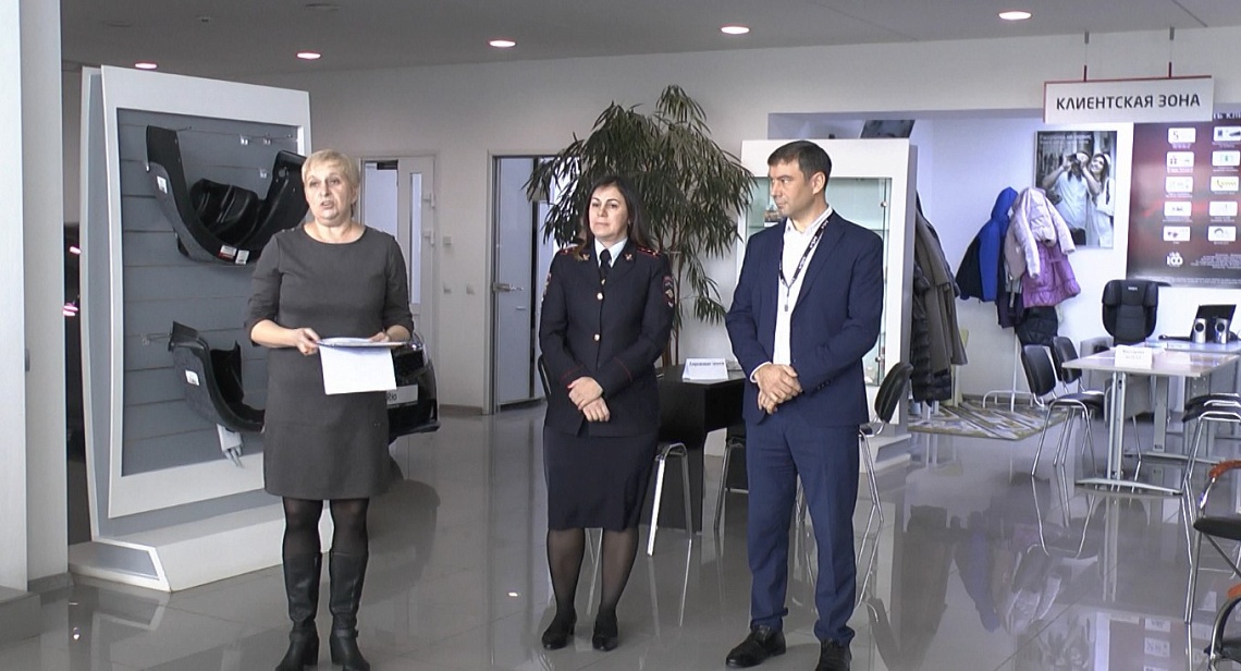 Госавтоинспекторы еще раз  напомнили пензенцам о важности детского автокресла