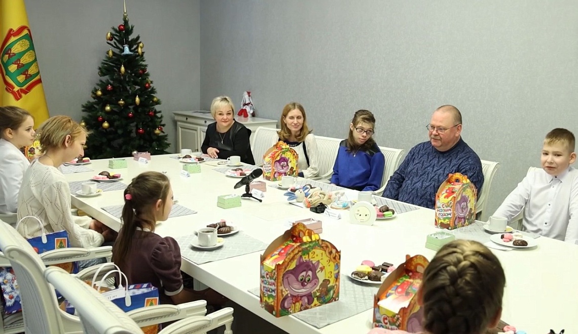 В областном правительстве детям вручили подарки, загаданные на «Елке желаний»