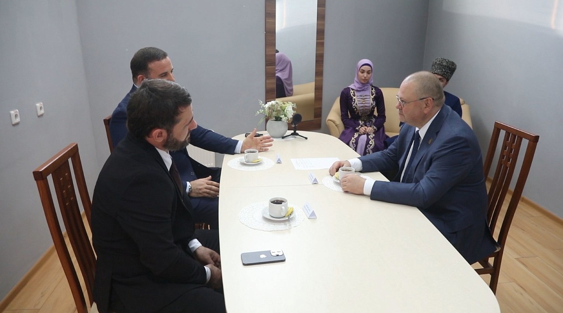 Губернатор Олег Мельниченко провел рабочую встречу с представителем Чеченской Республики в ПФО