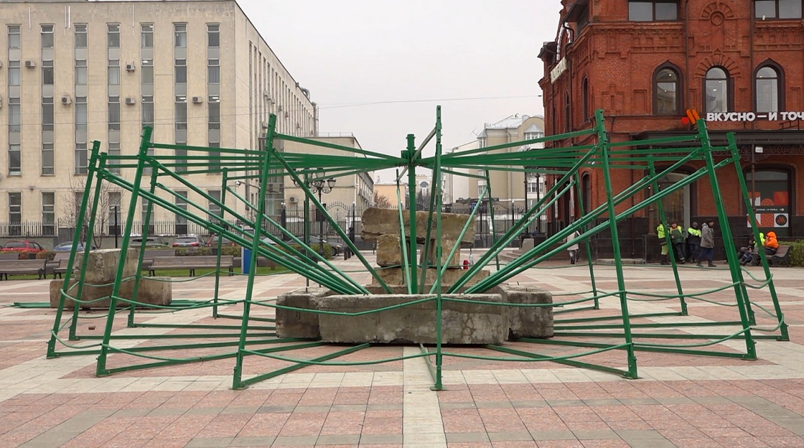 В центре Пензы начали устанавливать главную городскую елку