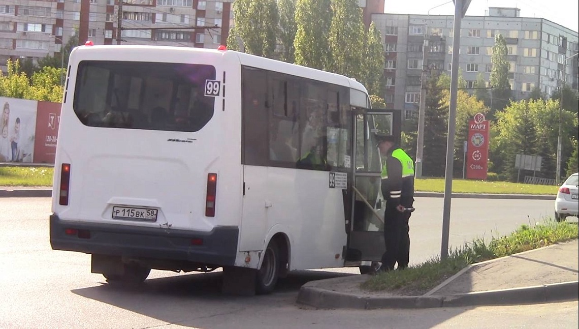Сотрудники ГИБДД проверили водителей общественного транспорта