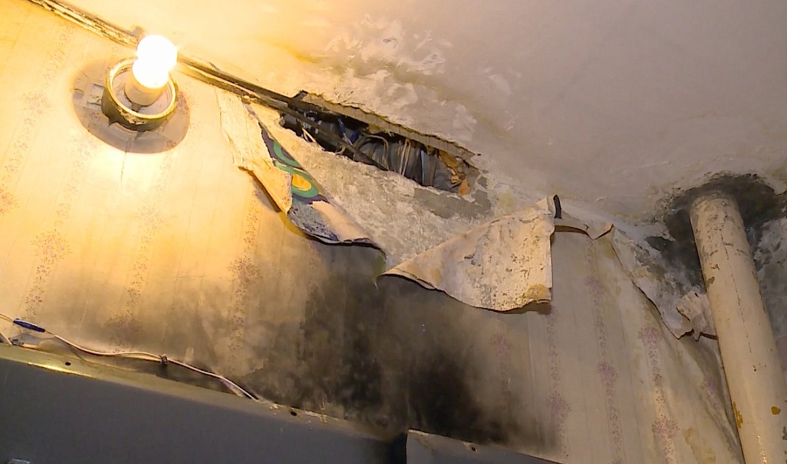 Жители улицы Бородина, 6 жалуются на бездействие УК «Арбековское» из-за протекающей крыши