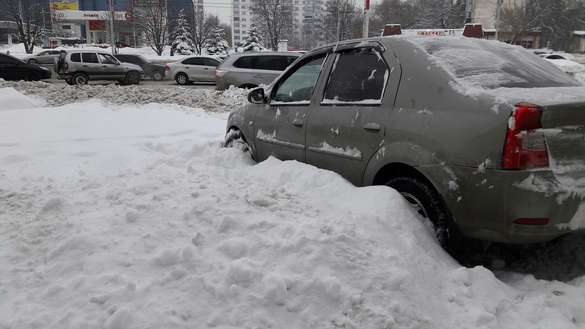 В центре Пензы снегоуборочная машина протаранила стенд