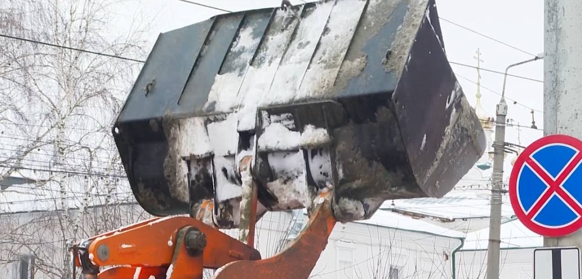 Коммунальные службы круглосуточно убирают в Пензе  снег