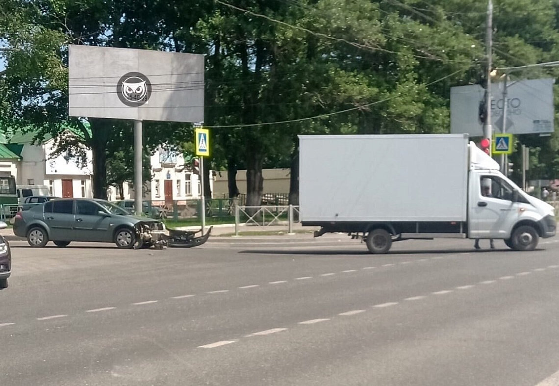 На проспекте Победы у иномарки в ДТП изуродовало капот