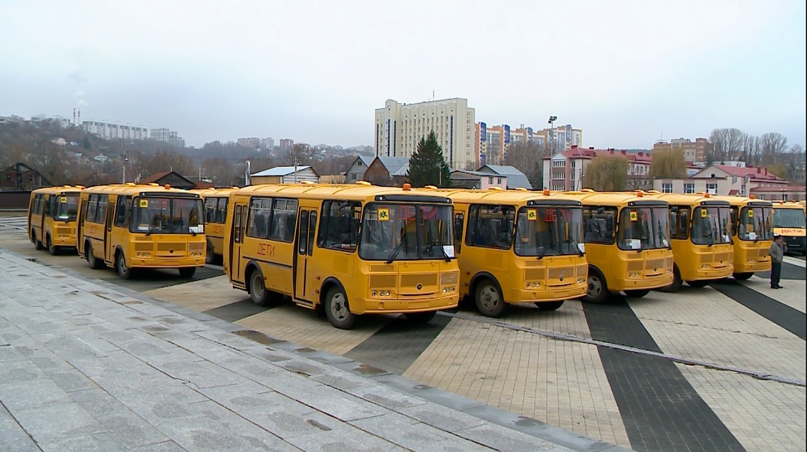 Губернатор Олег Мельниченко вручил ключи от новых школьных автобусов муниципальным образованиям региона