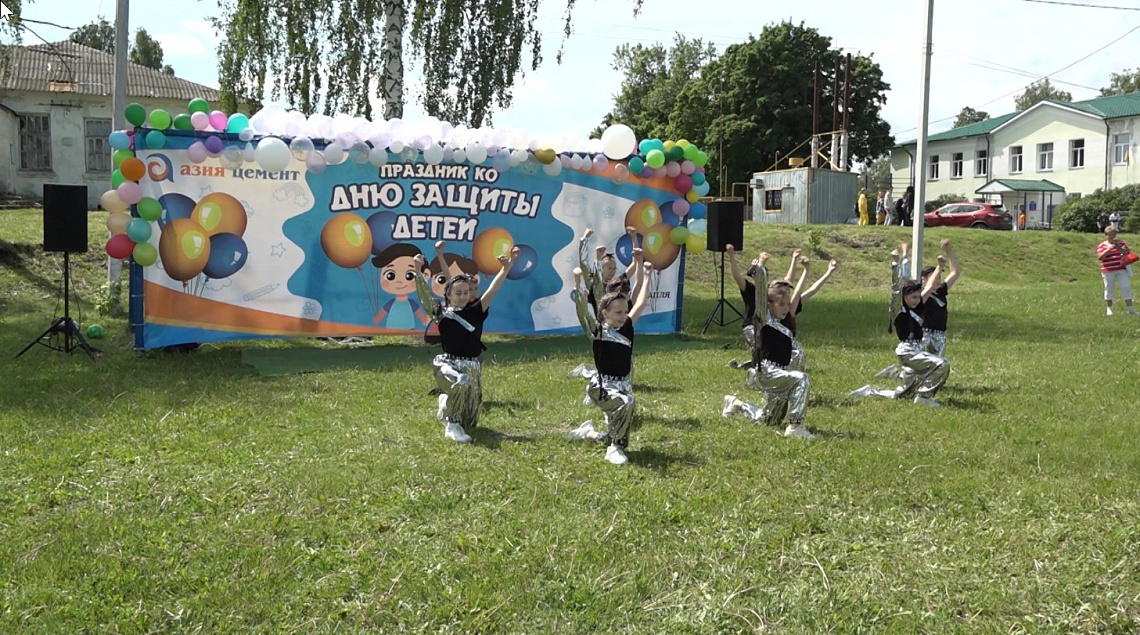 Компания «Азия Цемент» подарила праздник детям Никольского района