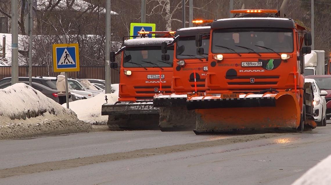 Пензу продолжают убирать от снега