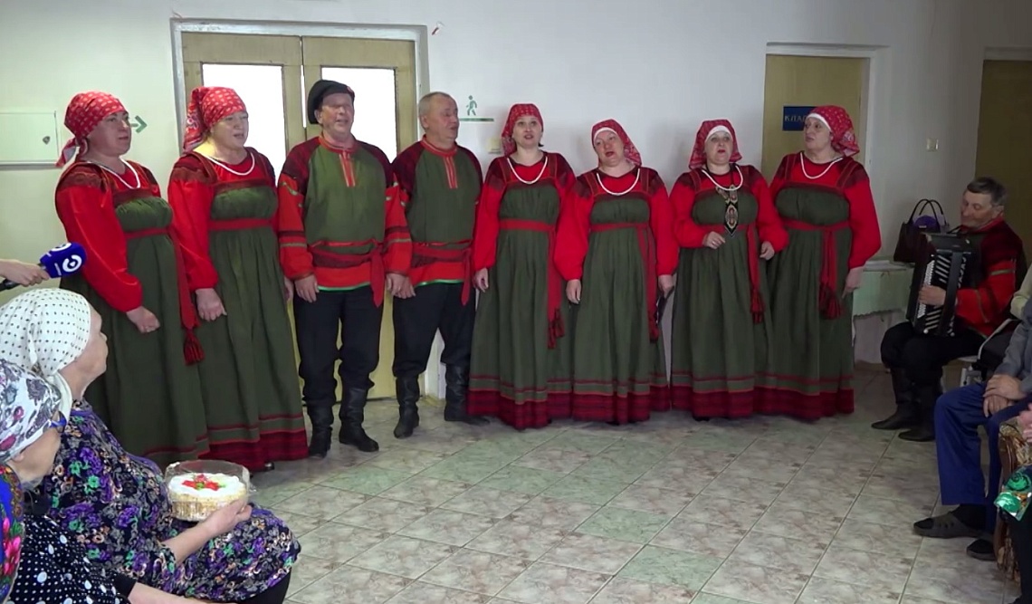 Члены партии «Единая Россия» поздравили с праздниками жителей Земетчинского дома-интерната