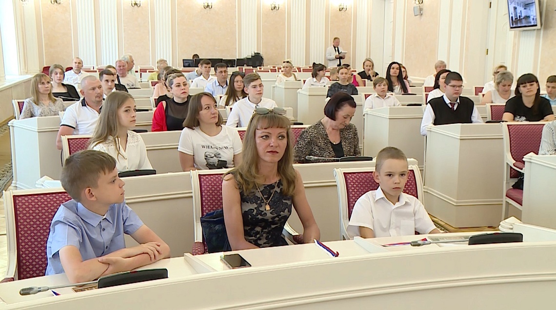 В Законодательном Собрании региона прошло торжественное вручение паспортов