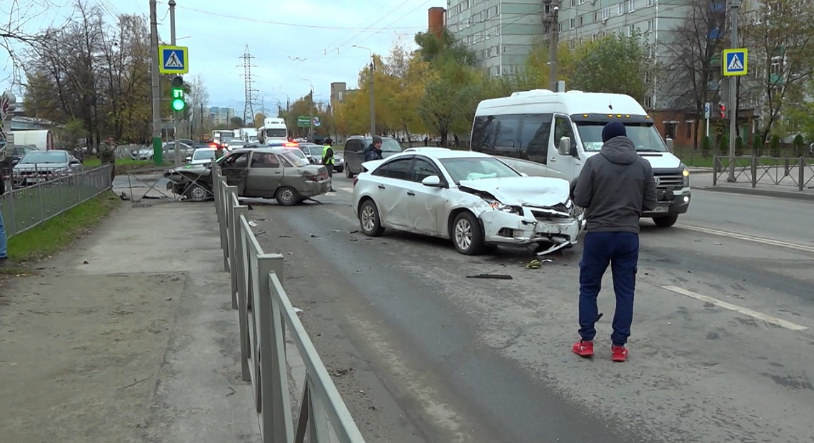 В Пензе на улице Калинина столкнулись две легковушки