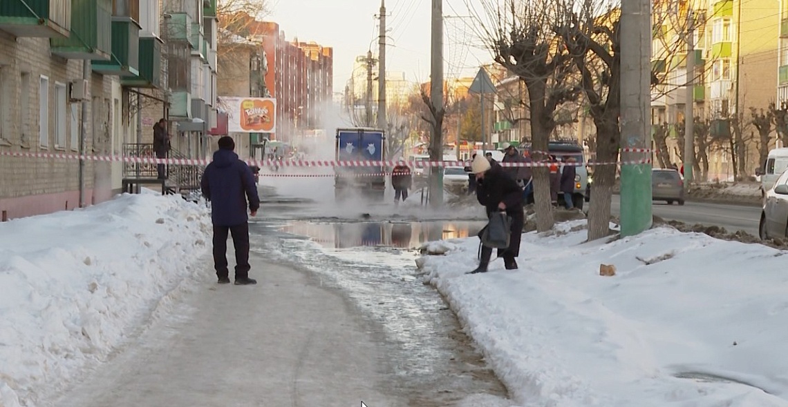 На улице Калинина в Пензе прорвало трубу с горячей водой