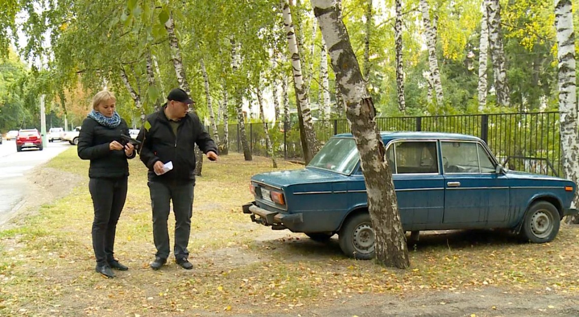 В Пензе  на улице Попова выявили  автомобилистов, которые паркуются на  газонах