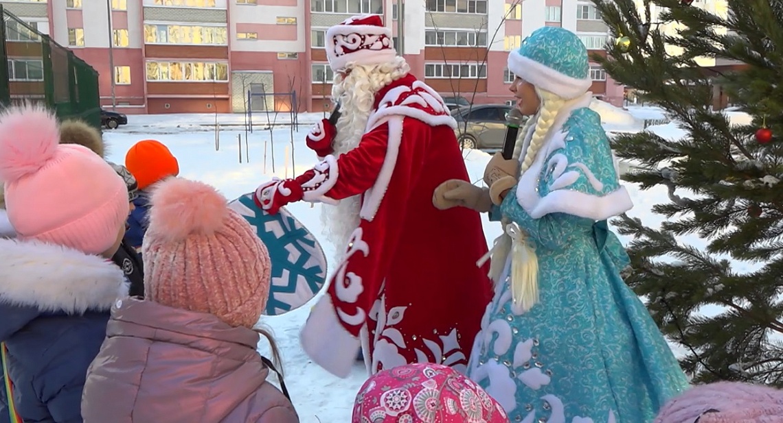 В Арбеково для юных жителей устроили праздник двора с участием Деда мороза и Снегурочки