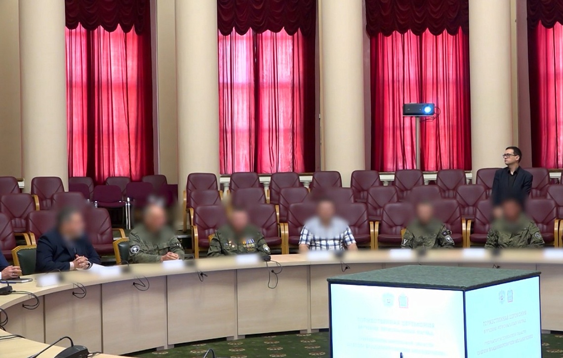 В областном правительстве сегодня вручили региональные награды добровольцам отряда «Барс-4», который состоит из наших земляков