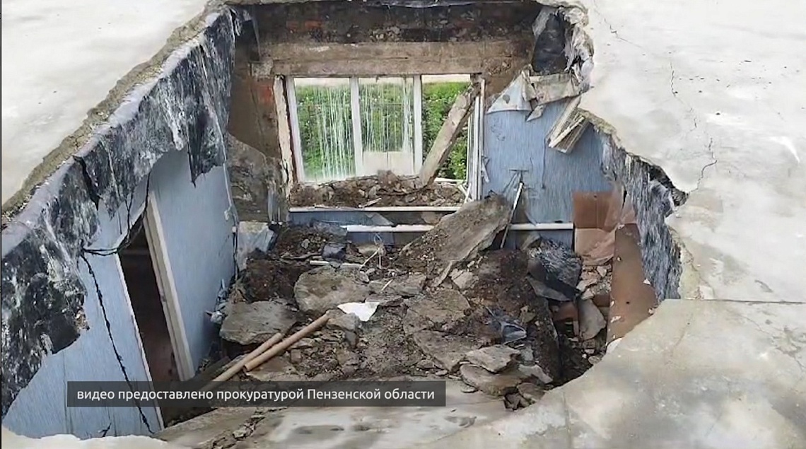В Тамалинском районе при выполнении ремонта кровли многоквартирного дома обрушилось потолочное перекрытие