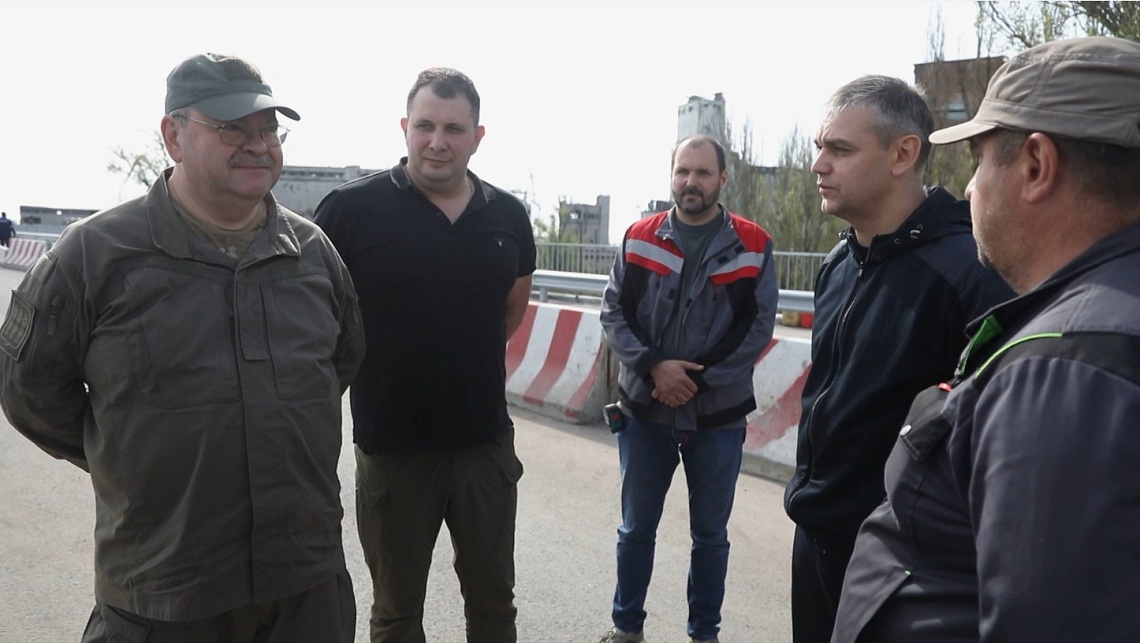 Губернатор Олег Мельниченко проверил, как в Мариуполе восстанавливают путепровод