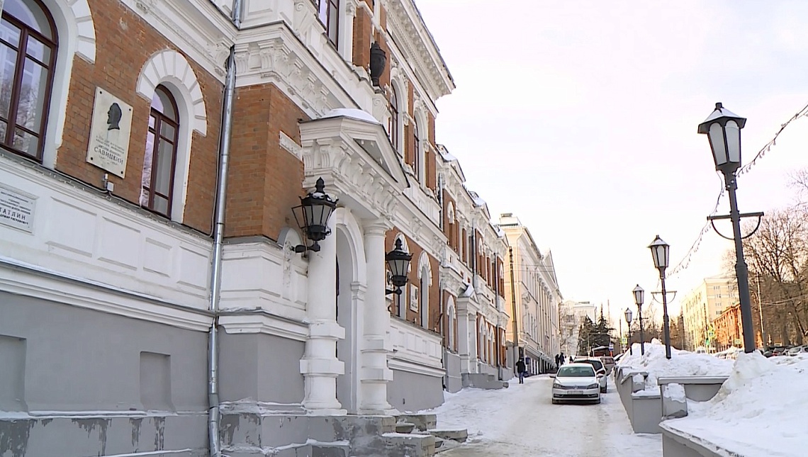 В честь 125-летнего юбилея  пензенского  художественного училища  на торжество пригласили педагогов, студентов и выпускников разных  лет