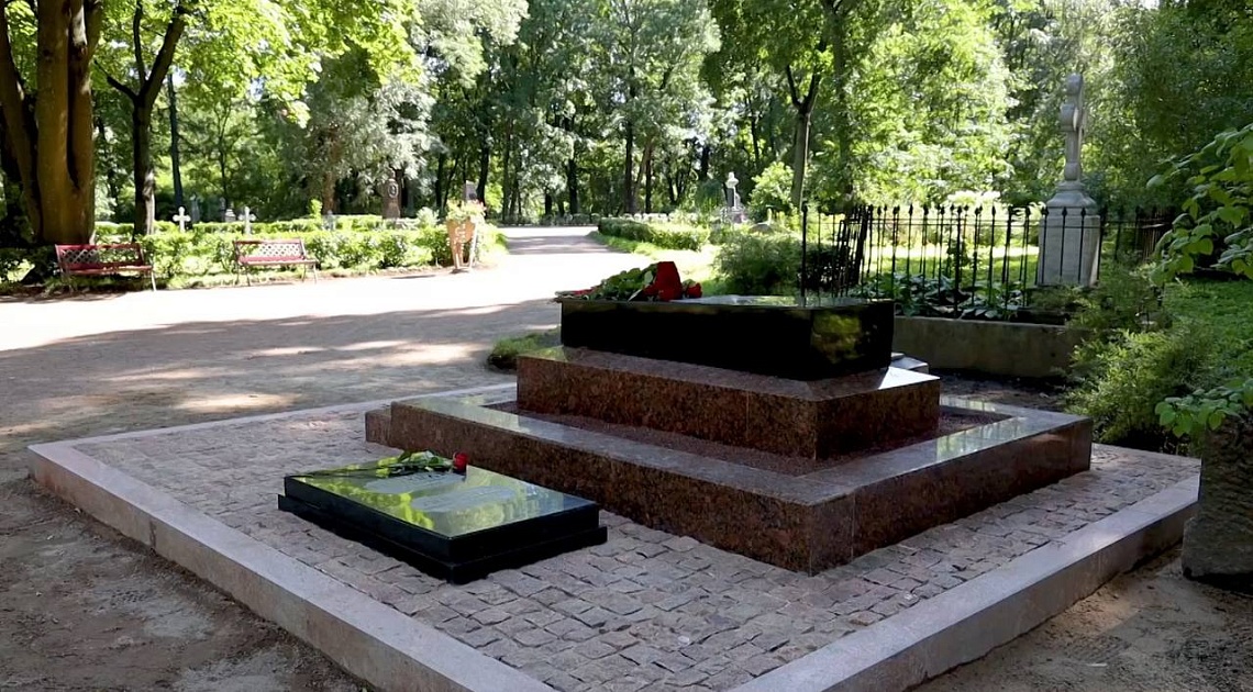 Пензенцы  в Петербурге обновили мемориал Александру Куприну