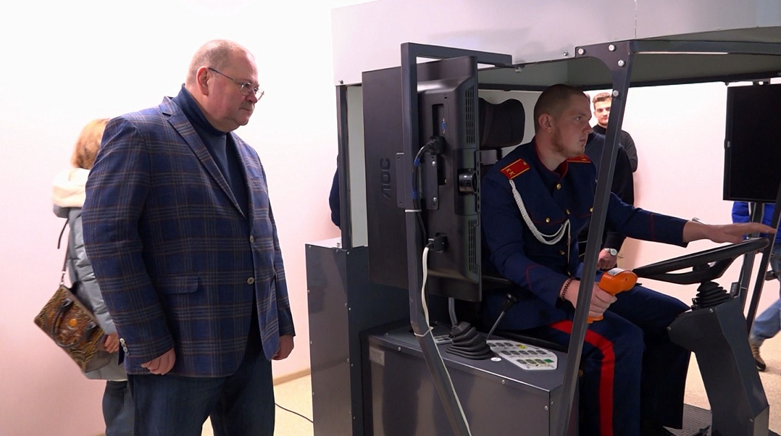 Олег Мельниченко проконтролировал, как запустили образовательный процесс в обновленном Губернаторском казачьем кадетском корпусе в Пачелме